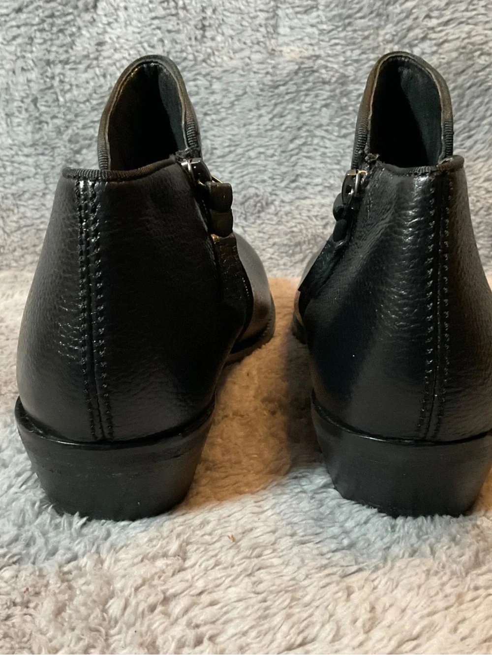 Softwalk Rocklin Women’s Leather Ankle Boot Black in Size 9M.